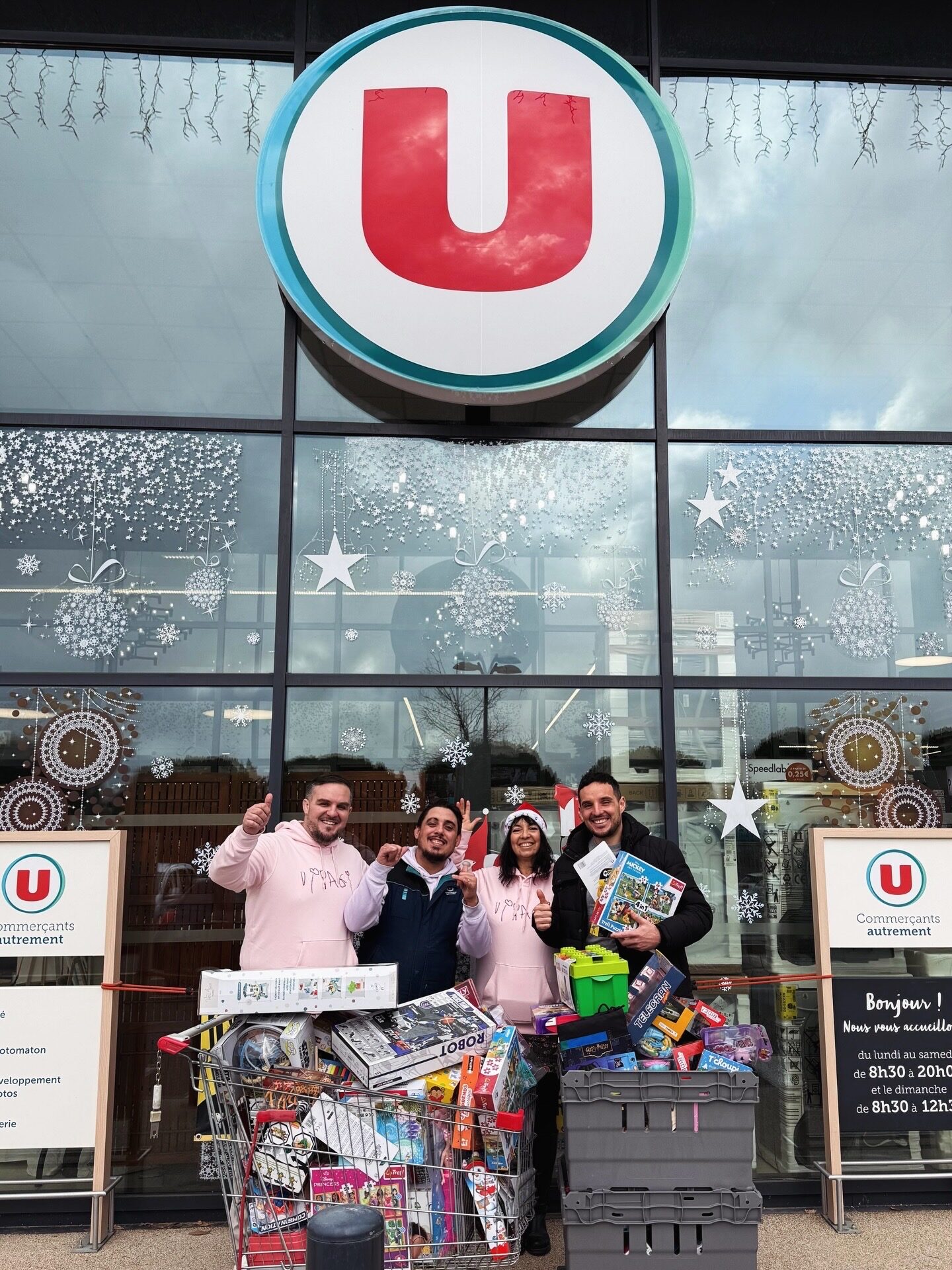 Bénévoles de VIPAGI remettant des cadeaux aux enfants hospitalisés au CHU de Montpellier