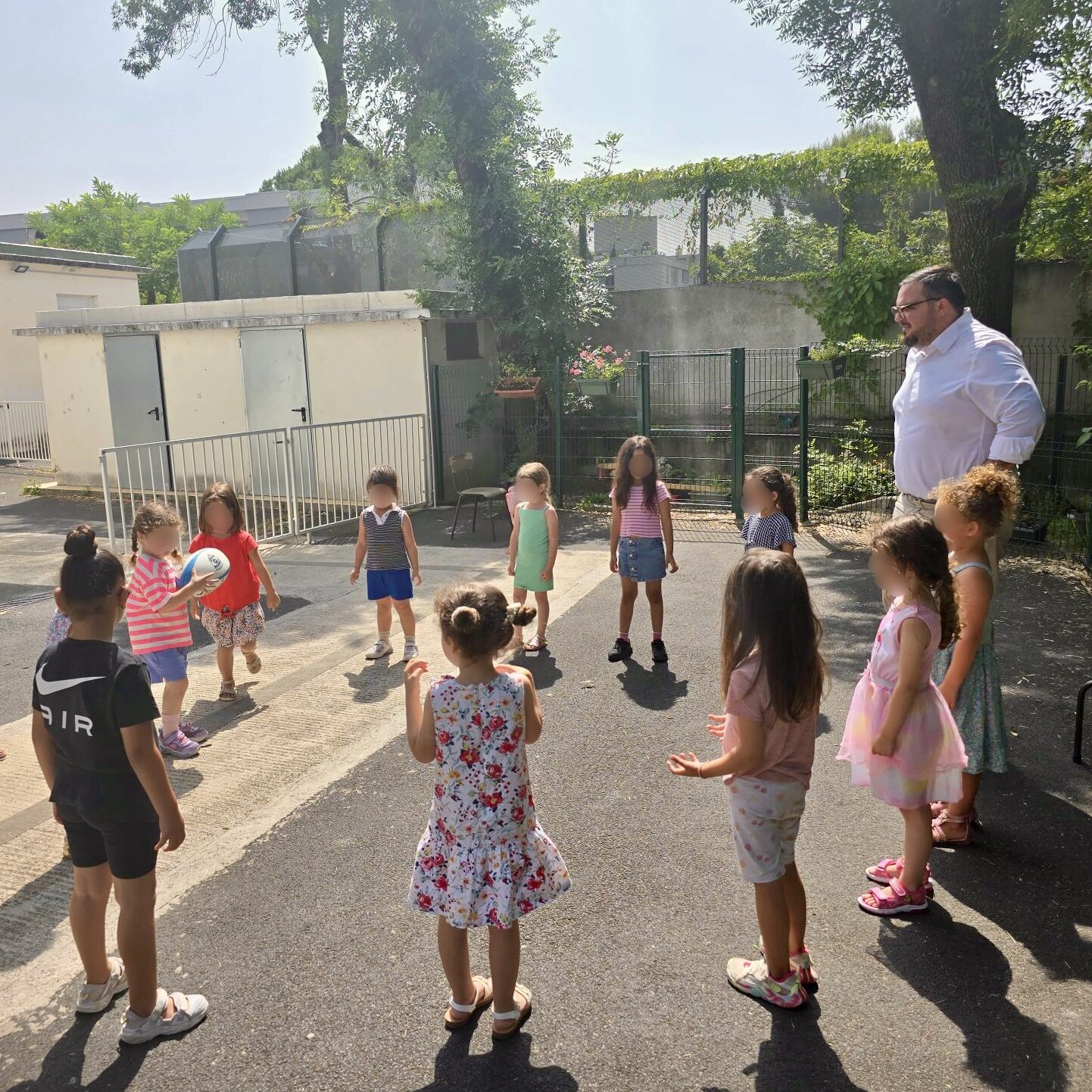 Initiation rugby dans la cour de récréation : passes, coopération et esprit d’équipe