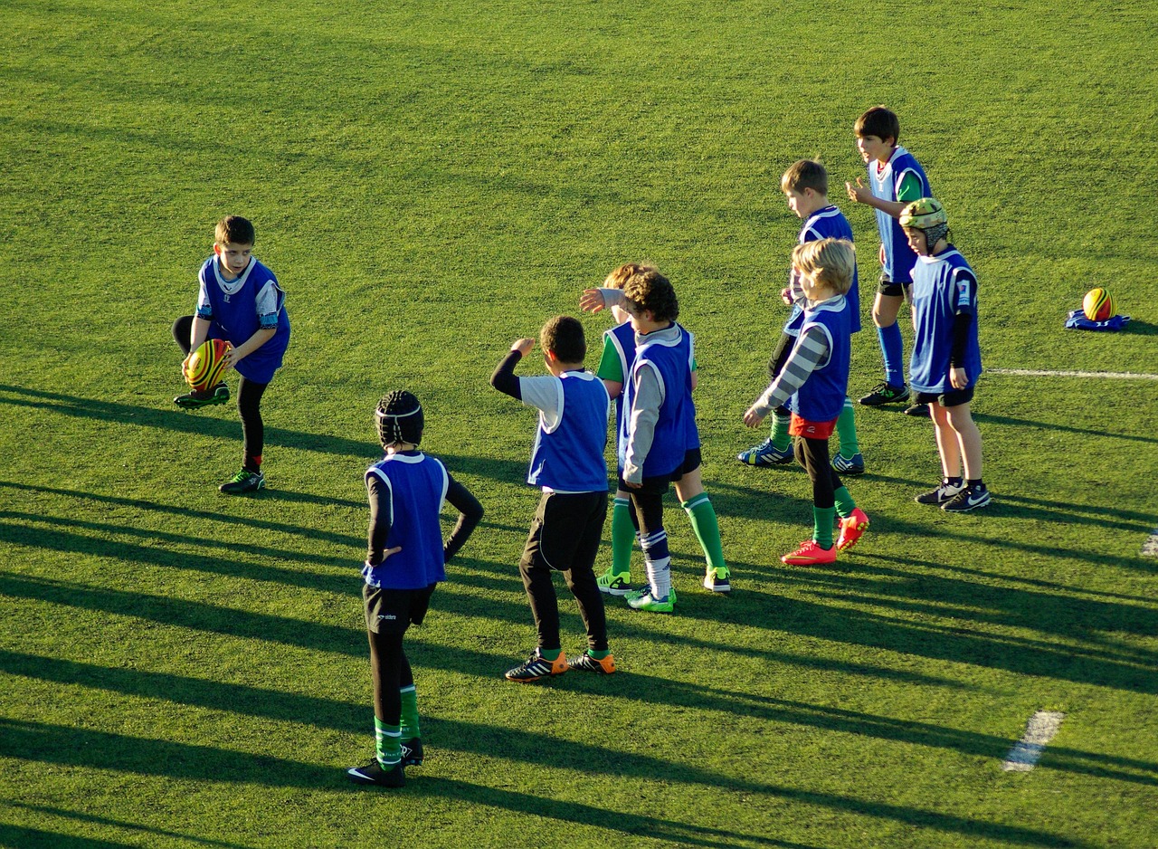 Jeunes joueurs avec un ballon de rugby