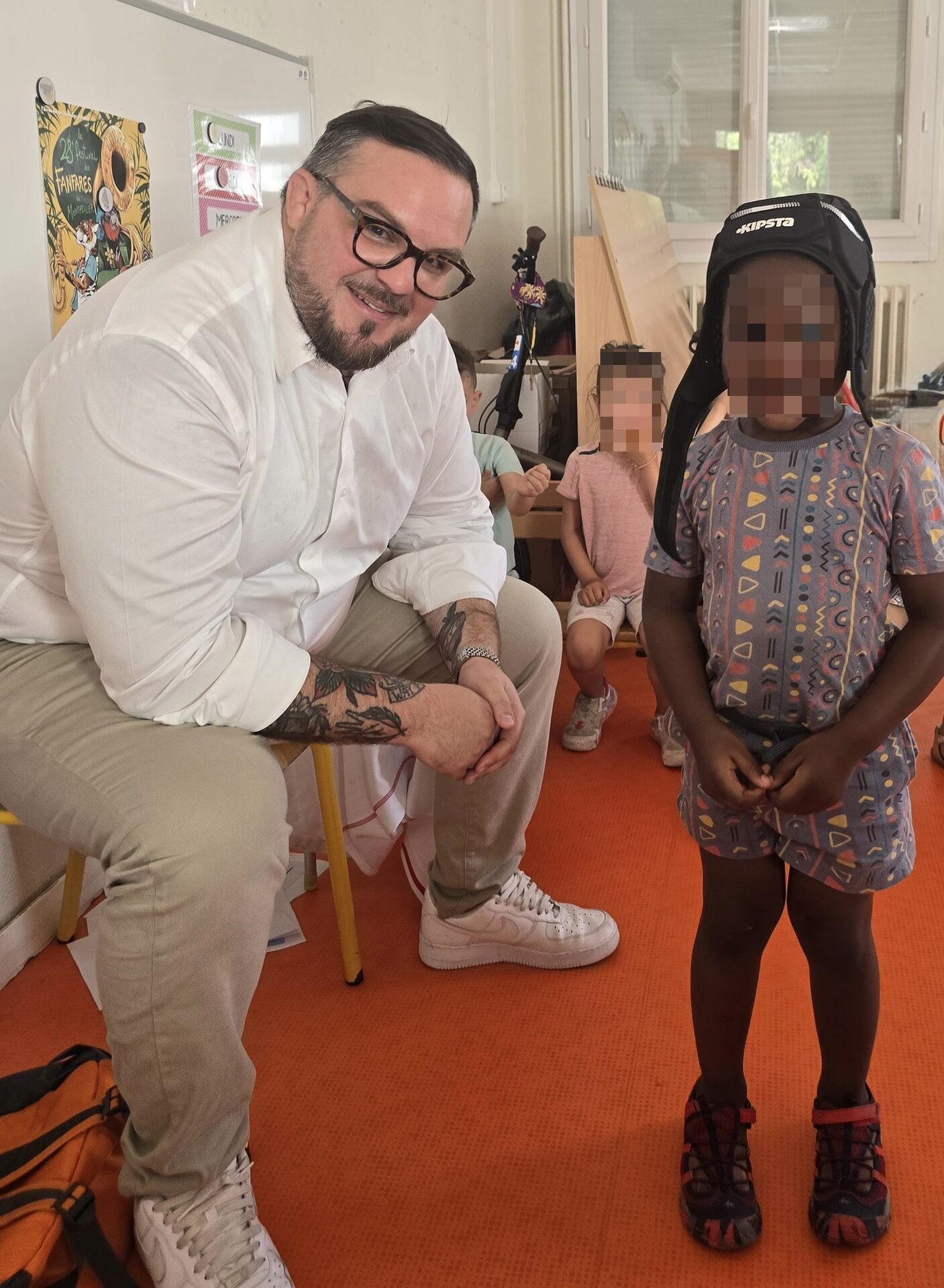 Enfants d’une école à Montpellier découvrant l’équipement rugby et s’initiant au sport