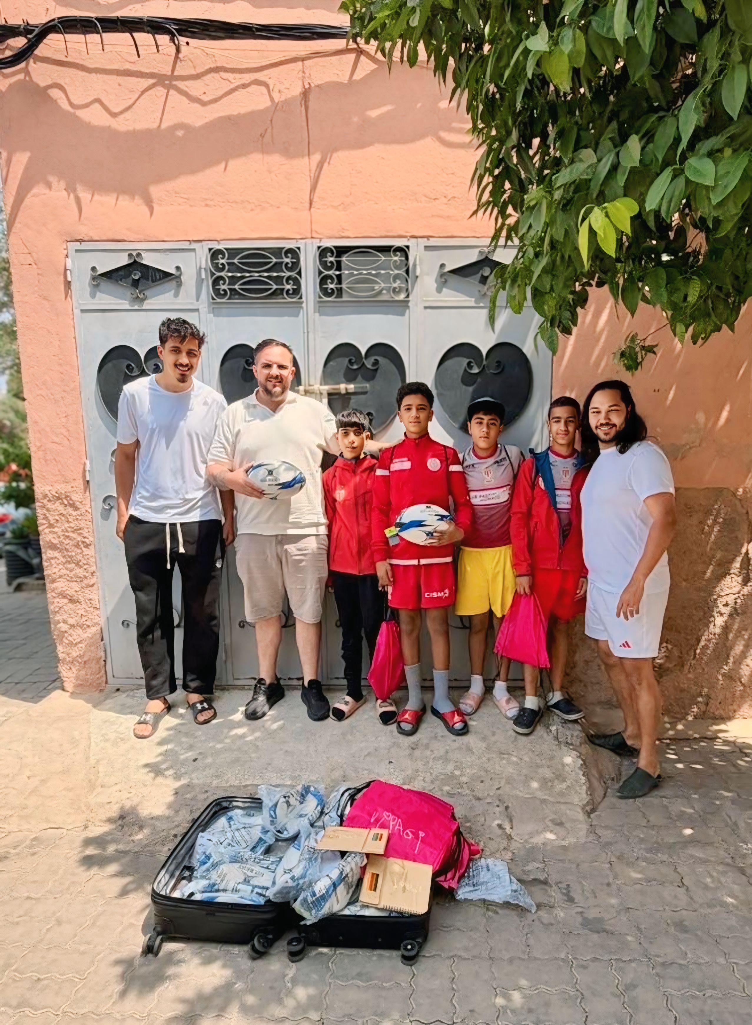 Action solidaire VIPAGI à Marrakech : remise de ballons de rugby aux jeunes du club local