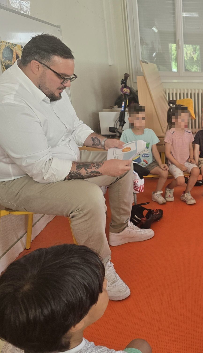 Atelier découverte de l’équipement d’un joueur de rugby avec les élèves