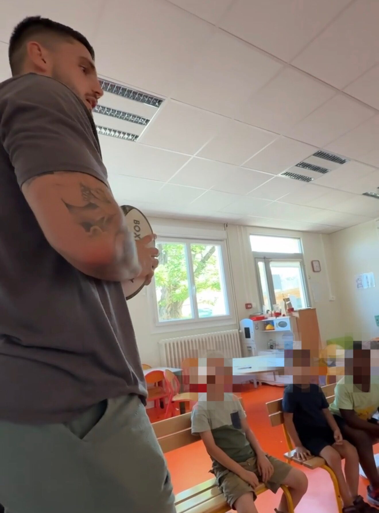 Vincent Giudicelli, joueur professionnel, en visite dans une école pour transmettre les valeurs du rugby
