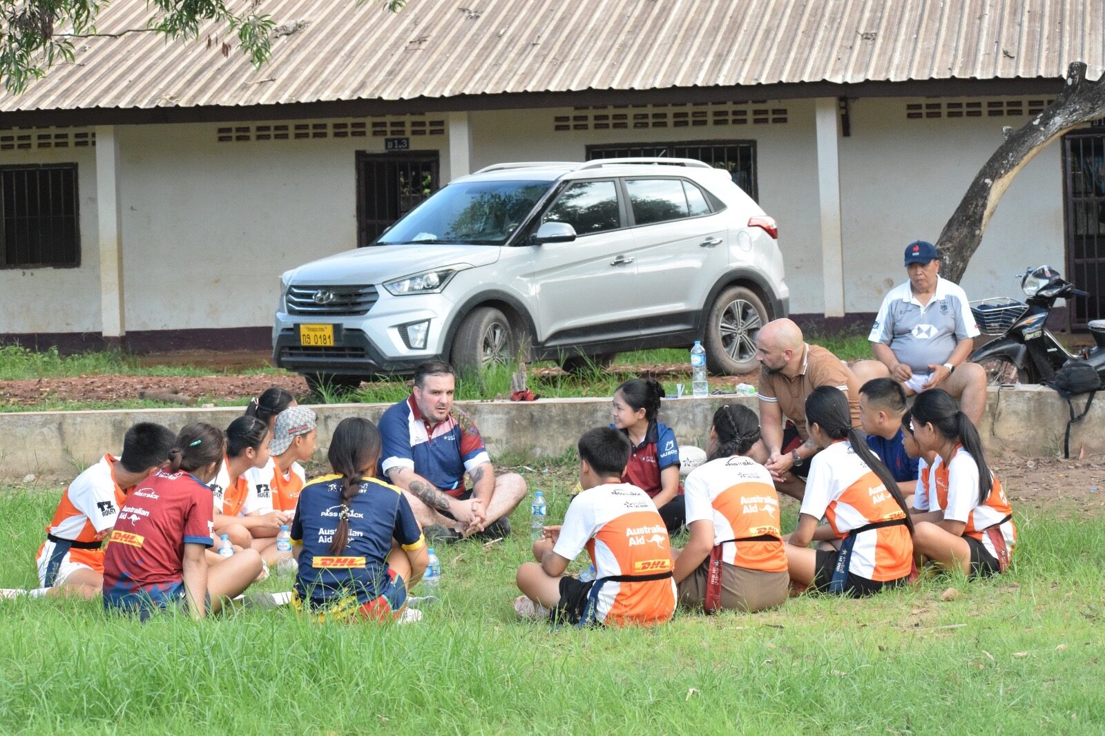Moment de partage entre VIPAGI, les coachs et les enfants au Laos