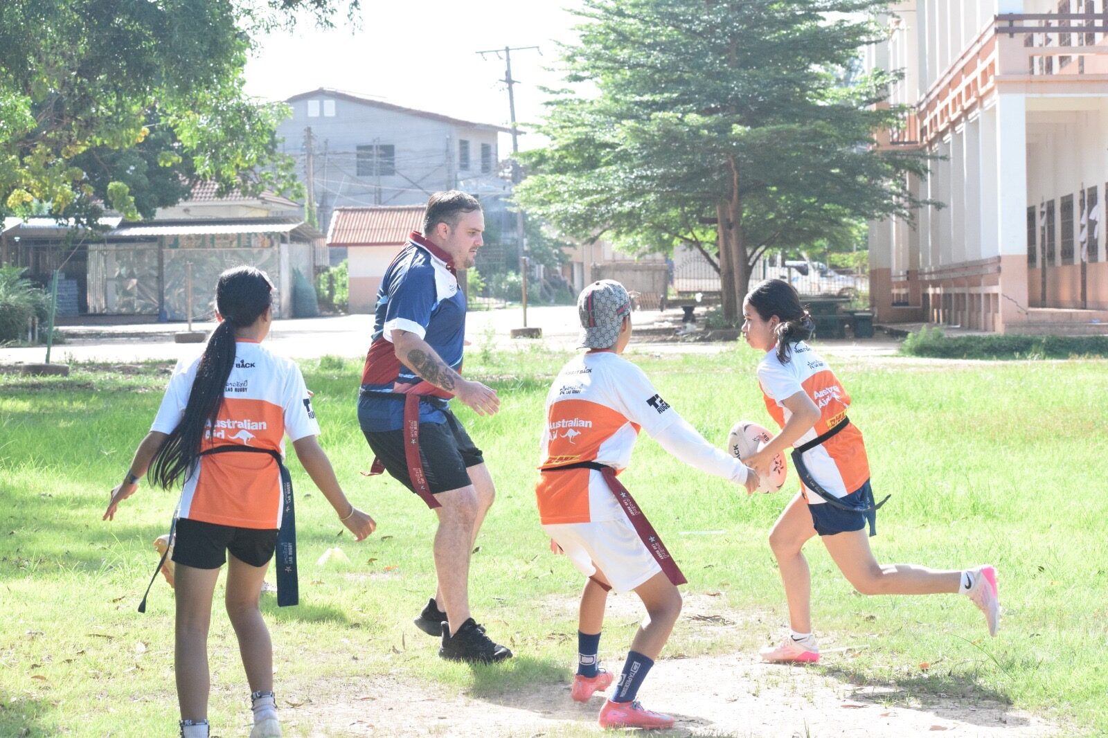 Séance éducative rugby avec les jeunes du programme Pass It Back au Laos
